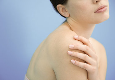 撕开内衣��吸奶头,尴尬哺乳：公共场所呼唤人性服务-1