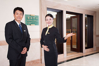两个人一前一后攻击公交,惊！公交遭袭，多名乘客受伤！-2