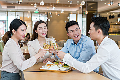 撕开内衣��吸奶头,尴尬哺乳：公共场所呼唤人性服务-2