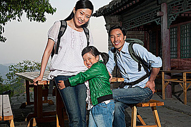 女生迈开腿开扑克视频,舞动扑克牌，创新玩法引关注