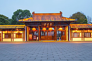 穿3天胶衣体罚自己憋尿的方法：极端挑战：3天憋尿，玩家如何突破自我极限？-3