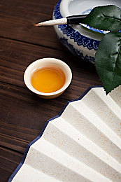 迪丽热巴被 到喷水：星意外淋雨，热巴乐观回应引网友心疼
