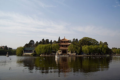 三个人黑白配怎么玩,牌桌欢乐多，三人游戏新潮流-3