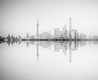 一小孩和妈妈摘萝卜黄：农场亲子乐，休闲游戏新体验-3