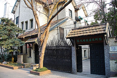 对着镜子照自己的图片,镜中自我：揭秘自拍如何提升自信-2