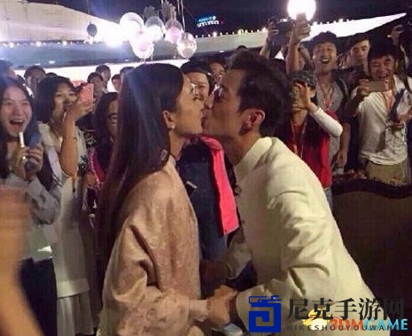 赵丽颖何炅街头亲密互动，似父女情深一吻