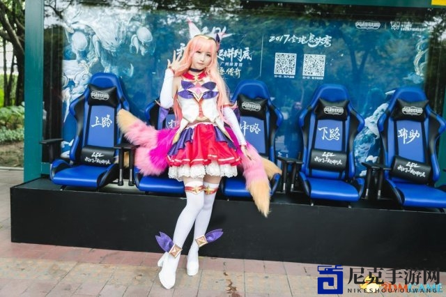 等车时来一局 广州户外候车亭惊现电竞开黑五连座