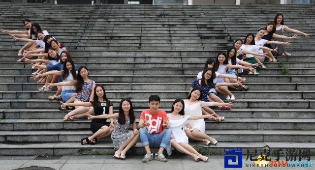 高校护理学院毕业合影，众女生簇拥男生引旁人羡慕眼红