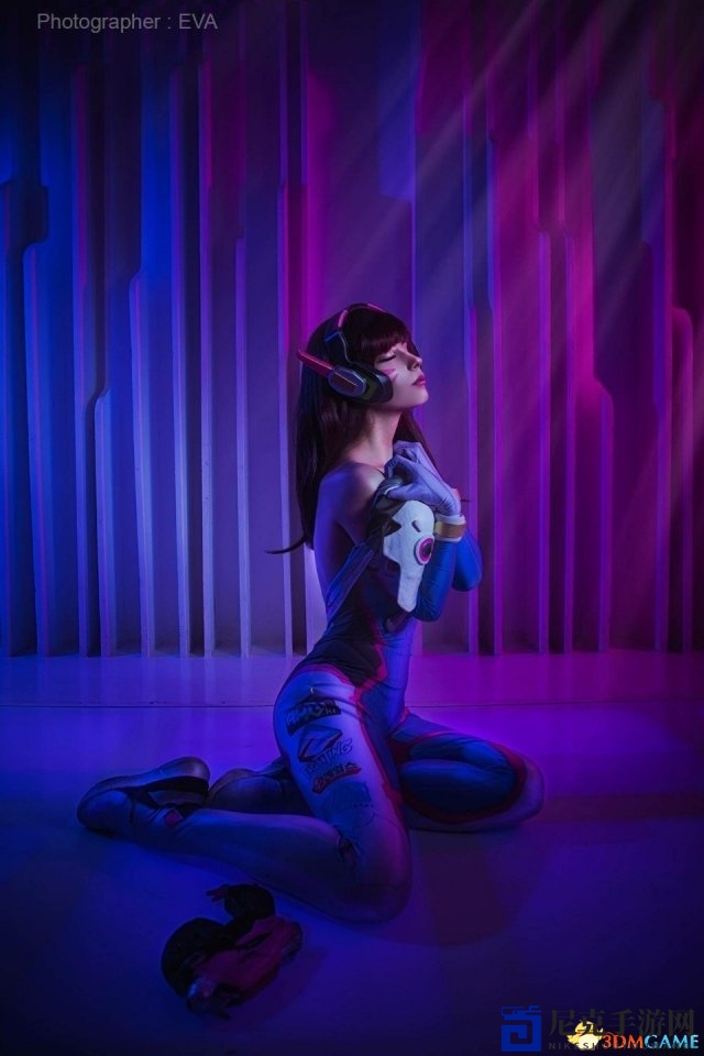 俄美女Cos《守望先锋》D.va 香肩半露性感妩媚