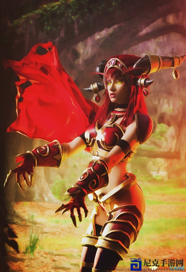 国外美女COS《魔兽》红龙女王 清凉上阵妩媚霸气