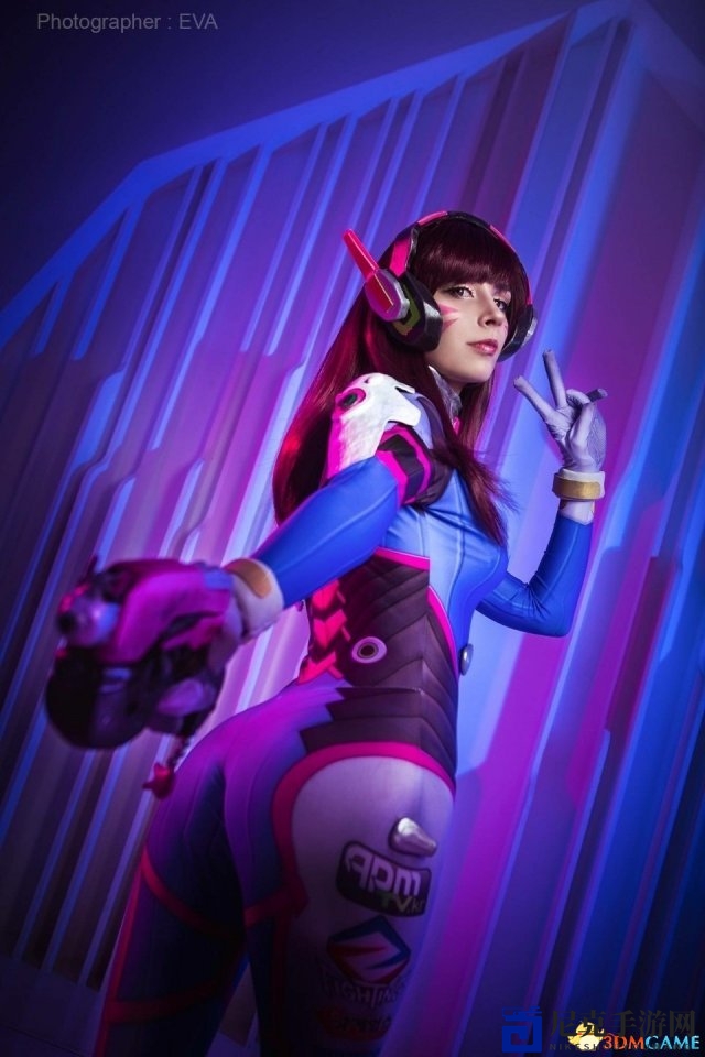 俄美女Cos《守望先锋》D.va 香肩半露性感妩媚