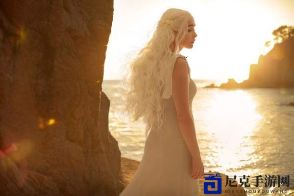 性感演绎《权力的游戏》龙妈，美女Cos还原度惊人