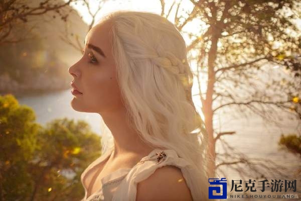 美女Cos《权力的游戏》龙妈 性感妩媚还原度高