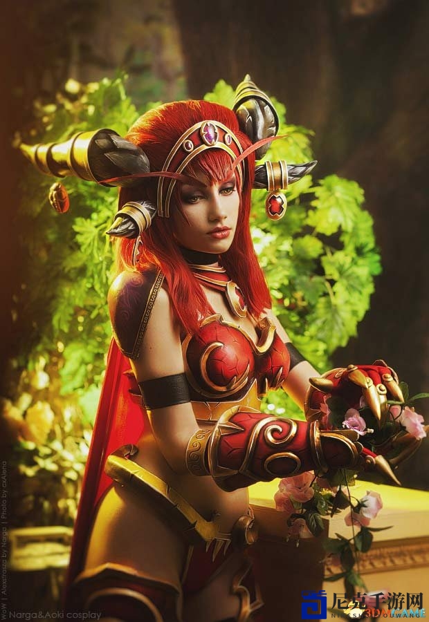 国外美女COS《魔兽》红龙女王 清凉上阵妩媚霸气
