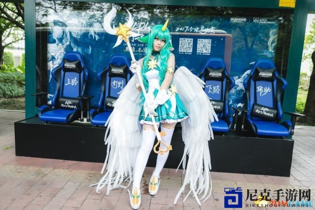 等车时来一局 广州户外候车亭惊现电竞开黑五连座