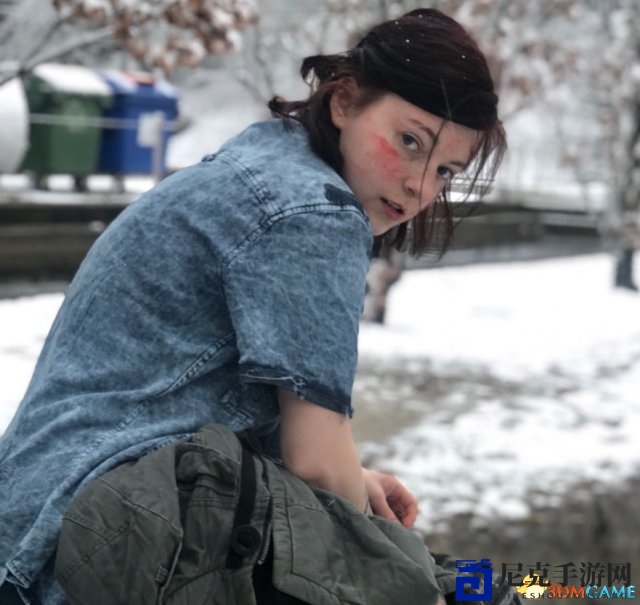 美女Cos《美国末日2》艾莉 冰天雪地穿露膝牛仔裤