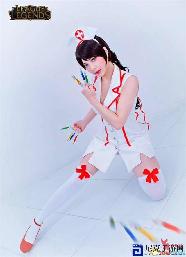 韩美女Cos《英雄联盟》阿卡丽 性感护士给你打针