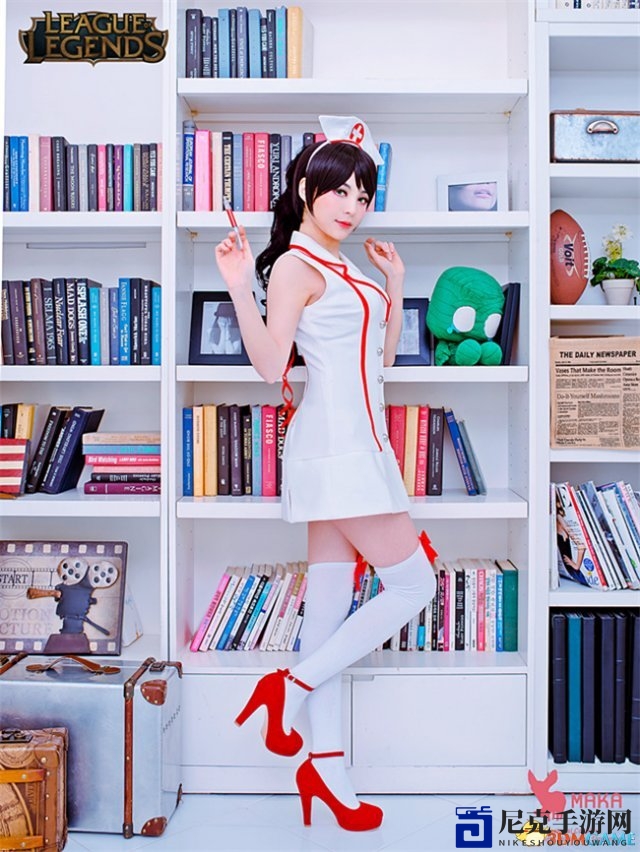 韩美女Cos《英雄联盟》阿卡丽 性感护士给你打针