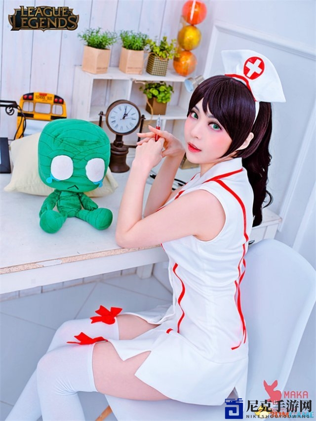 韩美女Cos《英雄联盟》阿卡丽 性感护士给你打针