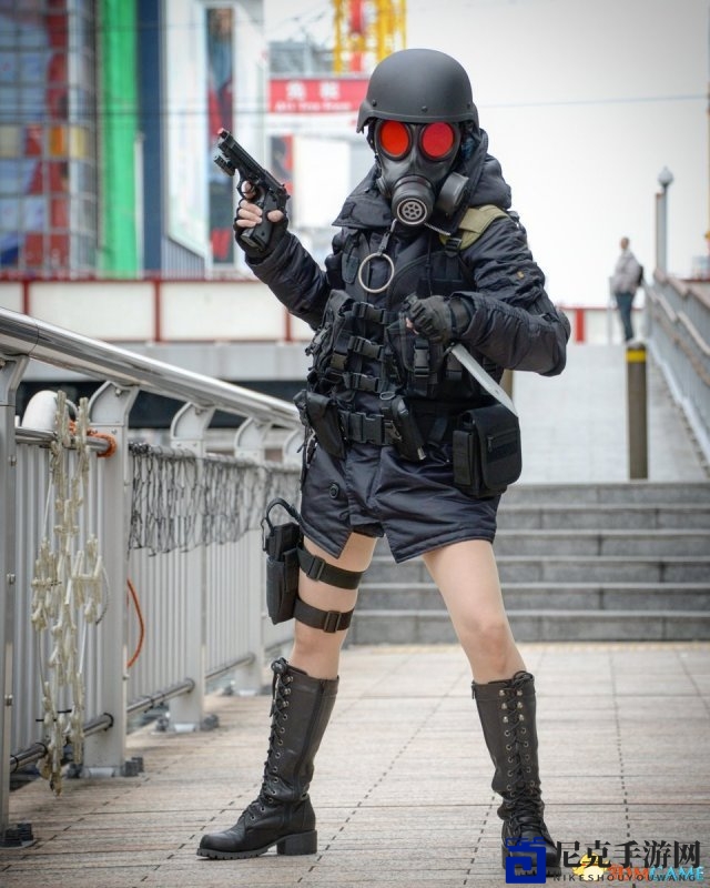 美女Cos《生化危机：启示录》汉克 丧尸把持不住